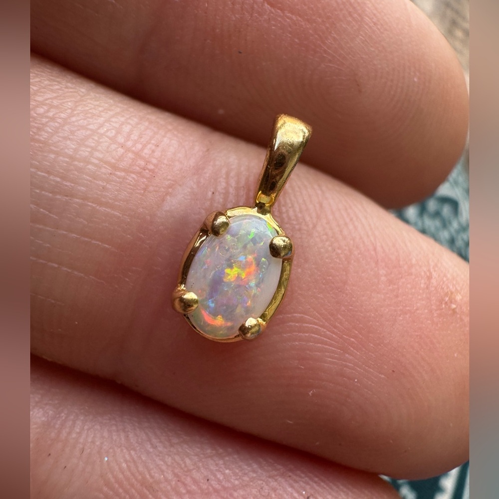 Vintage solid 18k yellow gold gemuine flashy opal pendant